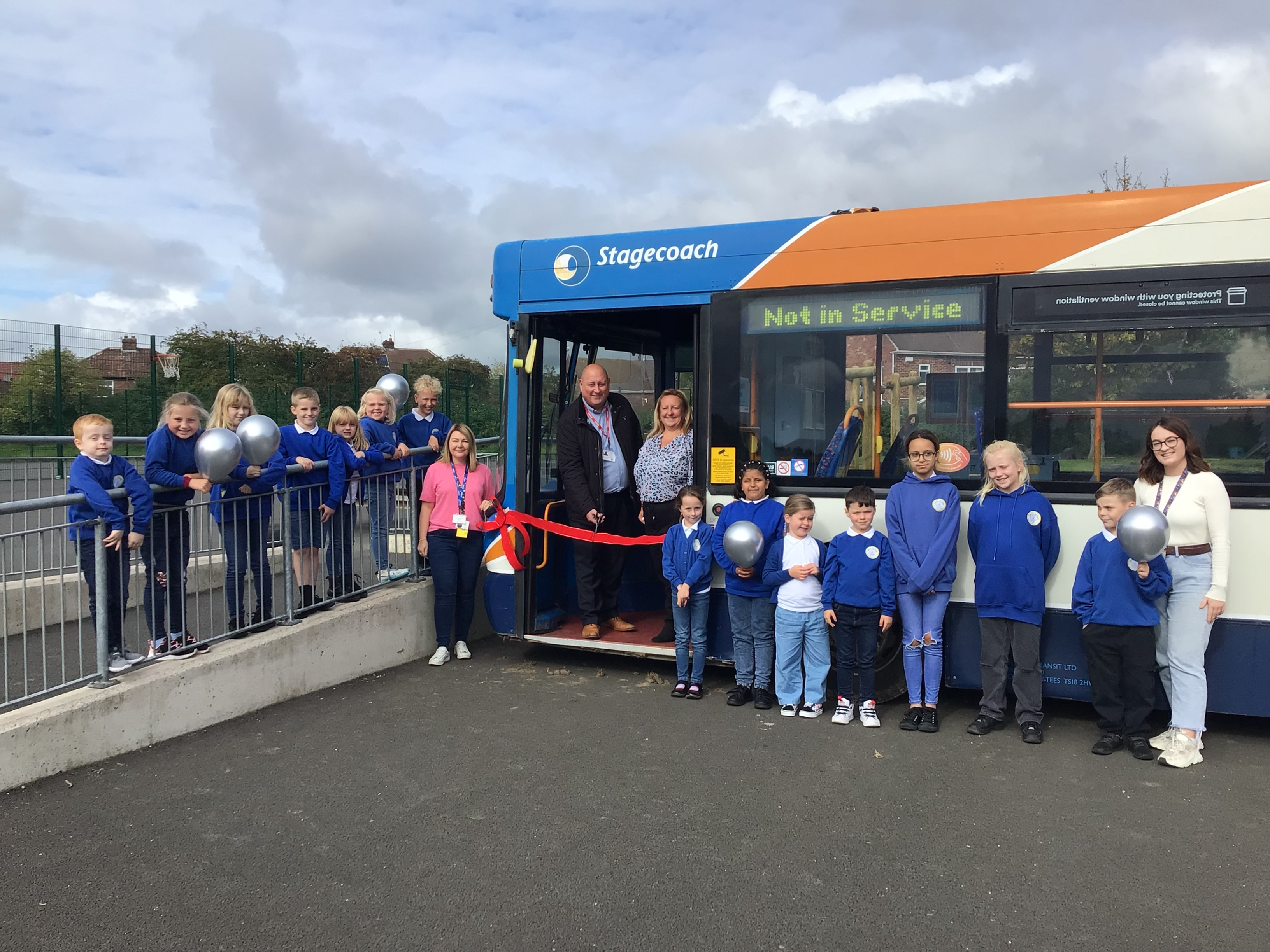 Toner Avenue Primary School receive bus from Stagecoach for OPAL programme